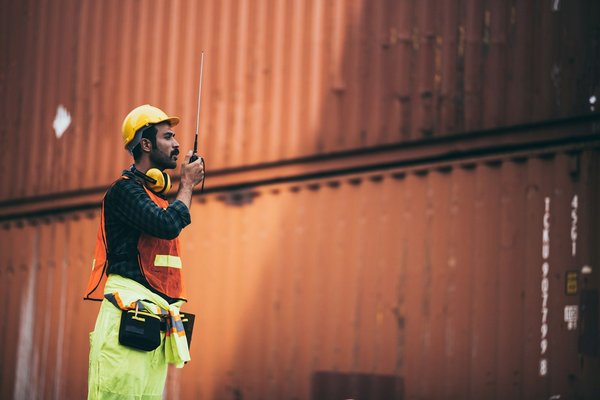 Optimiser la logistique de manutention avec les reachstackers : guide complet